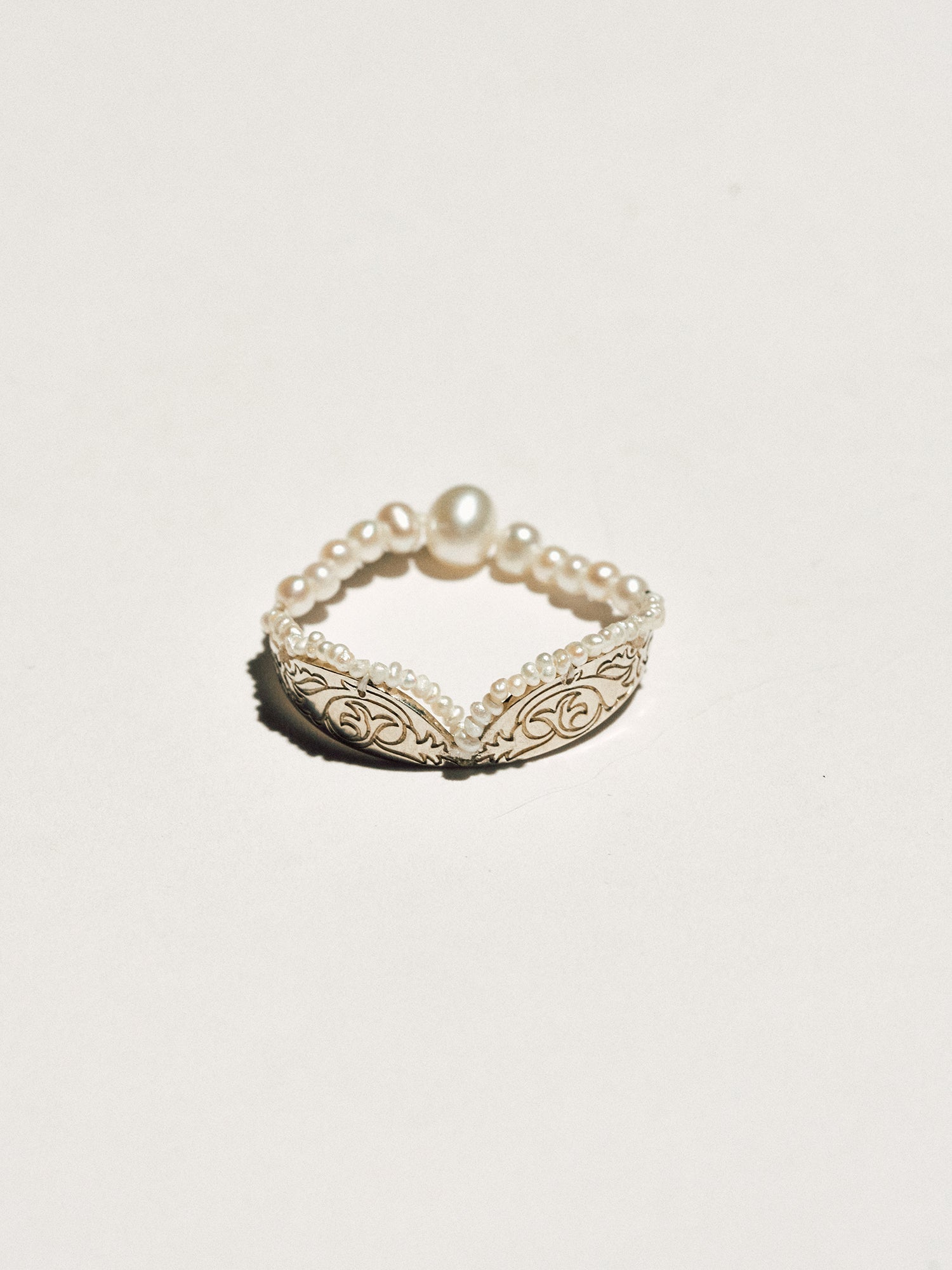 Fairy-Tale Collar Bow Ring Adorned with Pearls