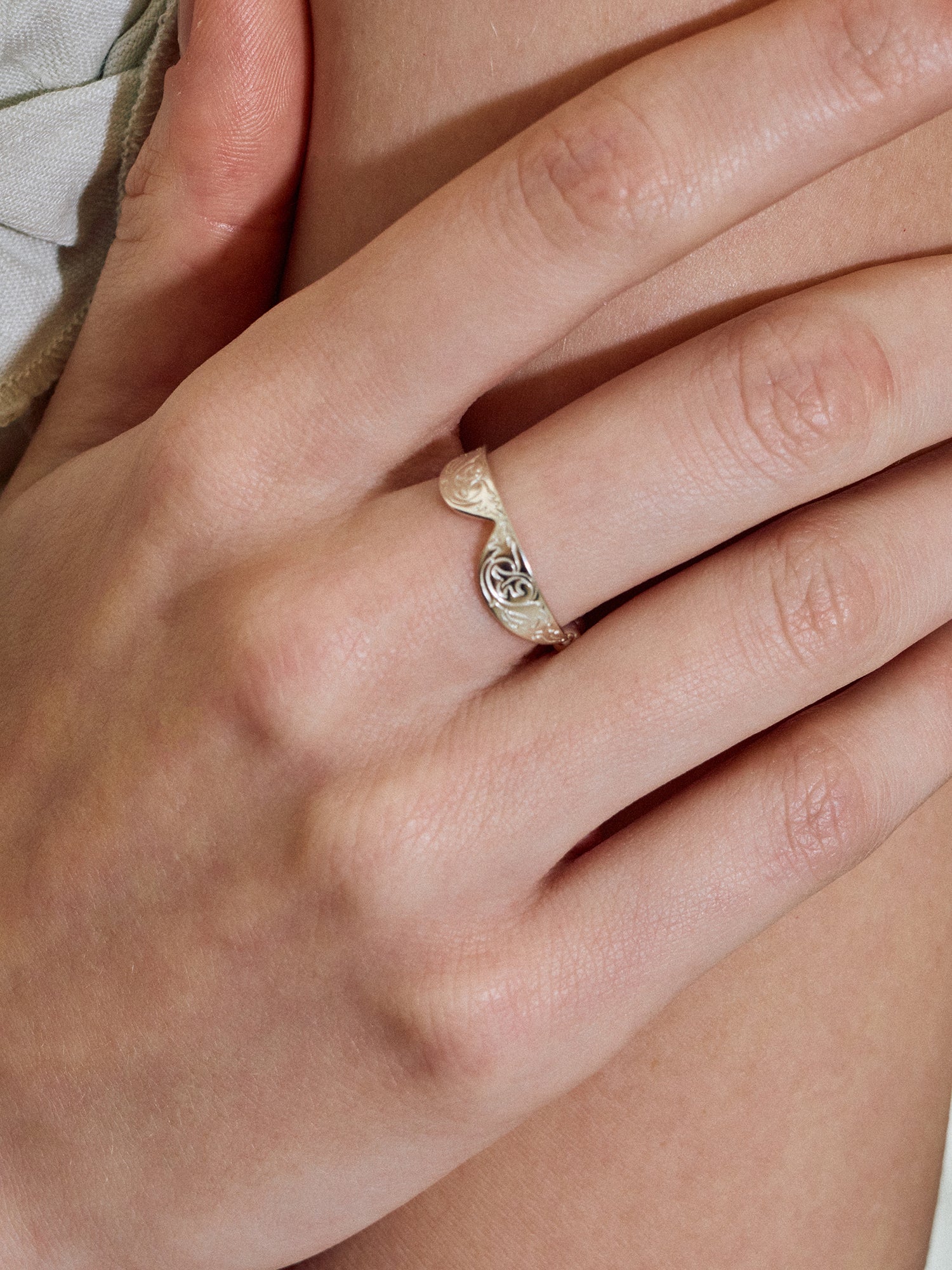 Fairy-Tale Collar Bow Ring