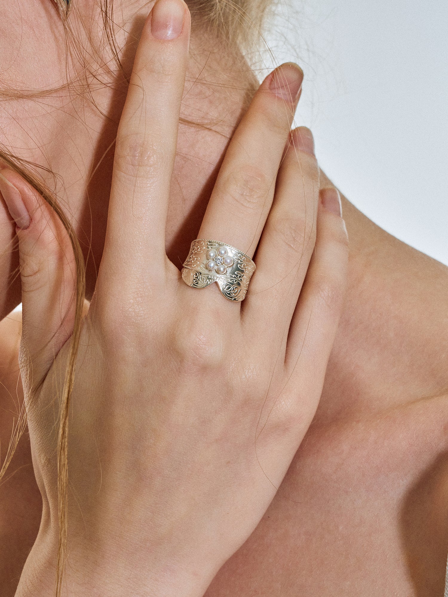 Fairy-Tale Collar Bow Ring
