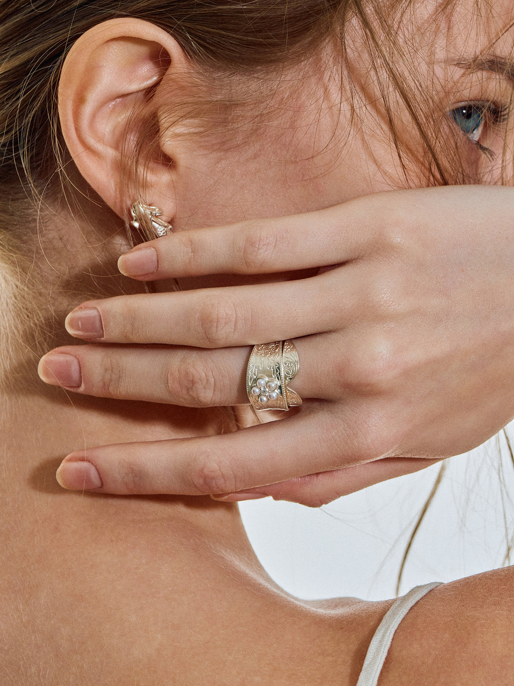 Fairy-Tale Collar Bow Ring